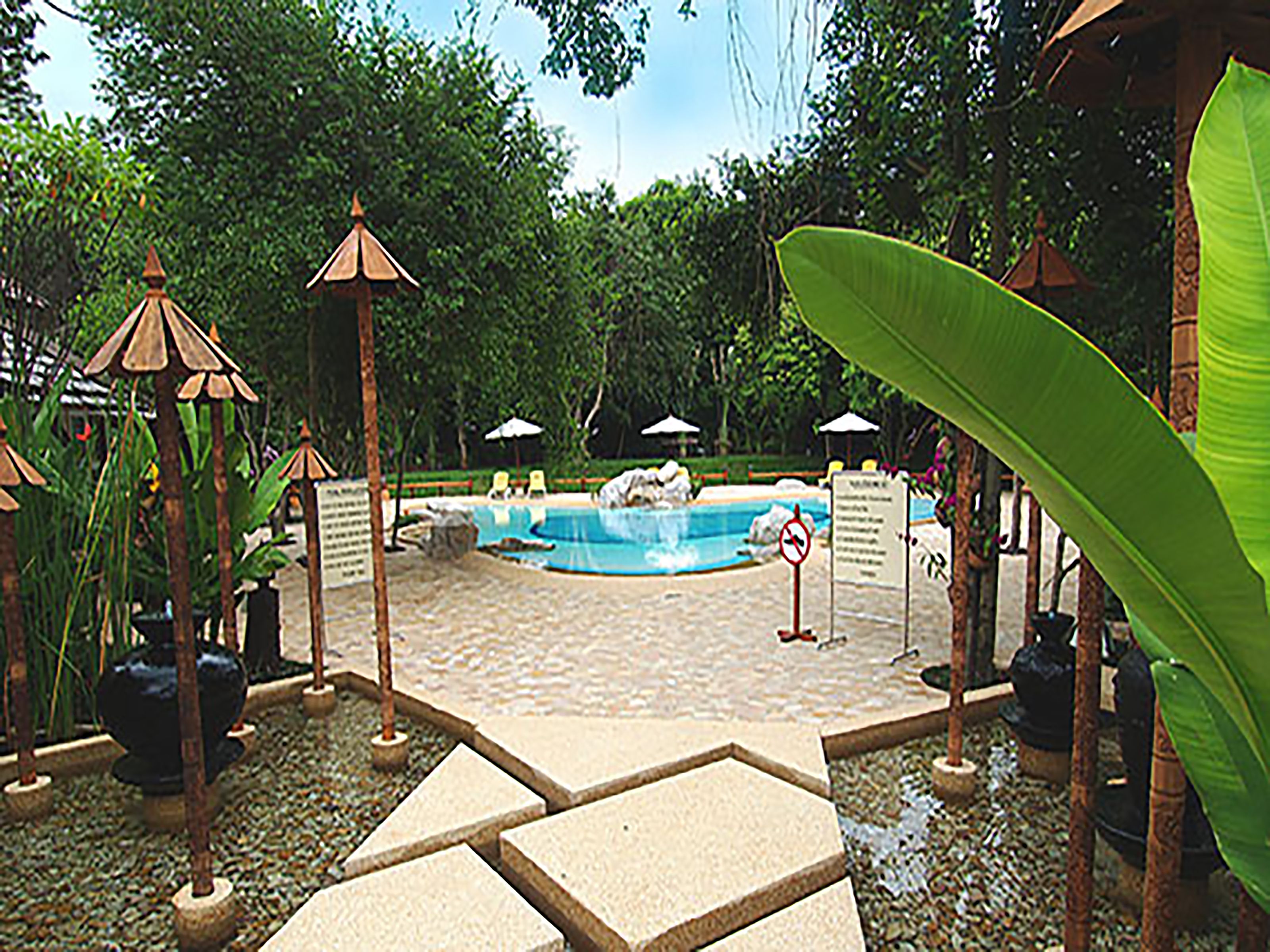 Hồ bơi ngoài trời