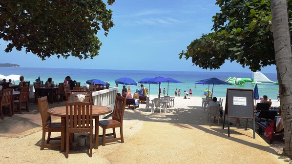Breakfast, lunch and dinner served - Chaweng Beachcomber Hotel (Koh Samui)