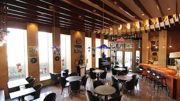 3 間餐廳;供應早餐、午餐、晚餐;意大利菜