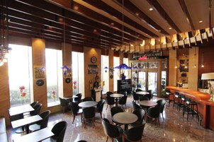 3 ristoranti, aperti a colazione, a pranzo e a cena, cucina italiana