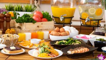 بوفيه فطور يوميًا بتكلفة قدرها (1540 JPY للشخص)