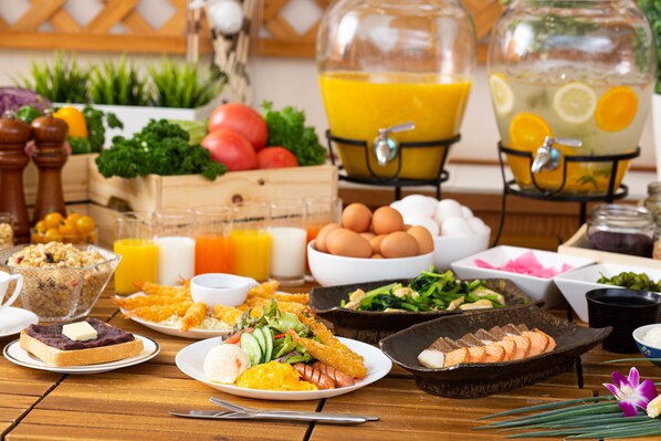 A breakfast buffet with various dishes, including eggs, meats, and fresh fruits. - Nagoya Garden Palace (Nagoya)