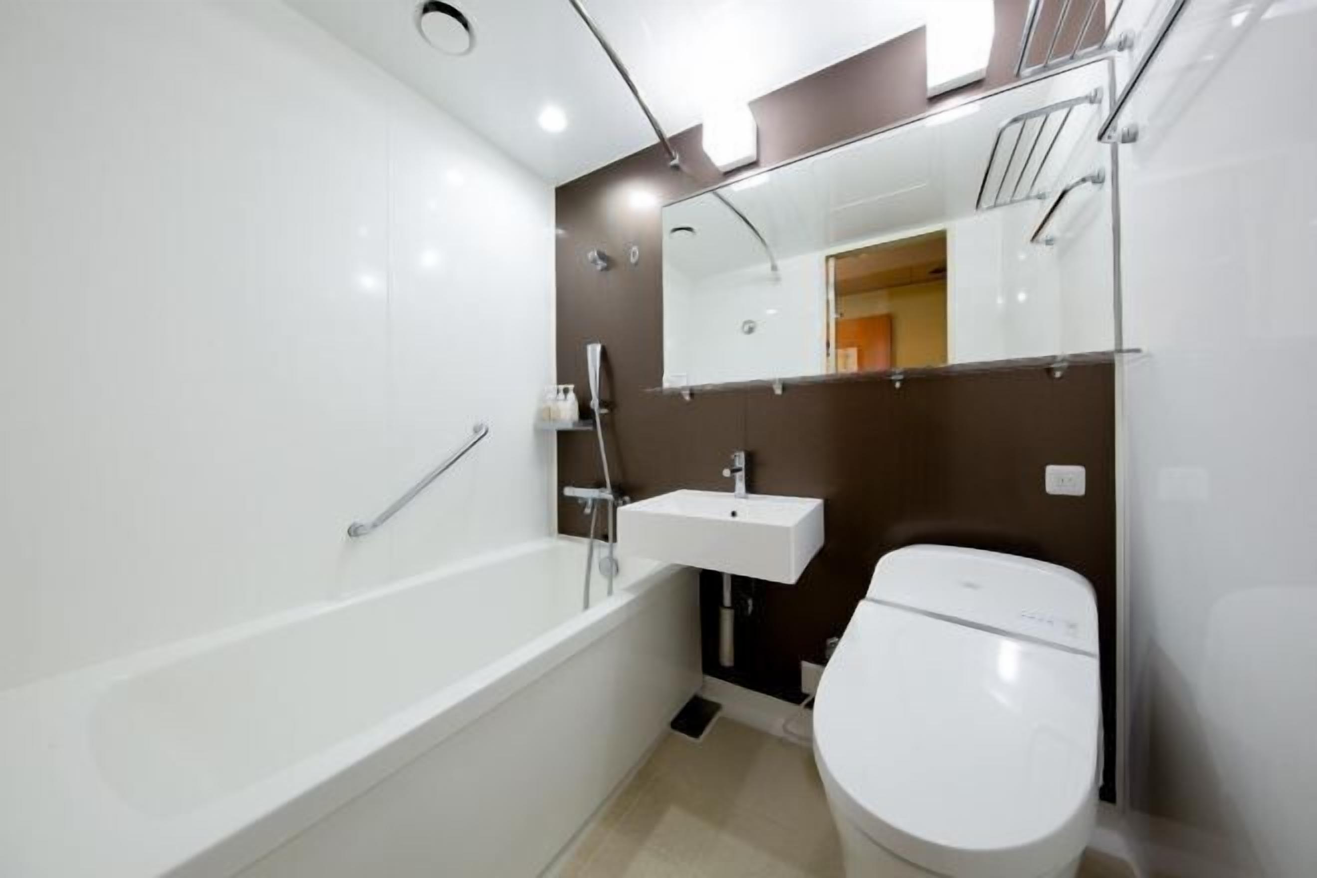 Tina con regadera, tina profunda, amenidades de baño gratuitas 