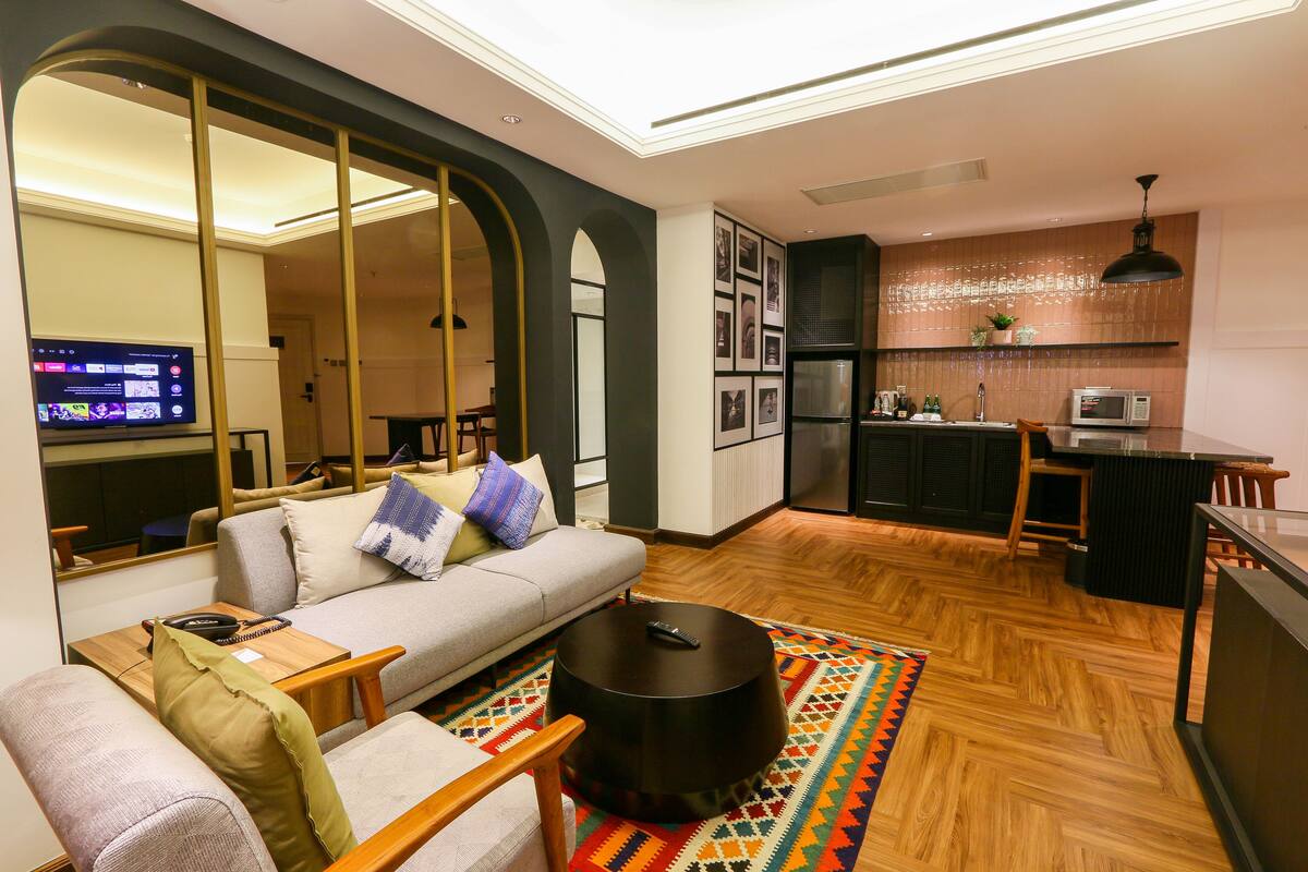 行政套房 (Room) | 羽绒被、Select Comfort 床、客房内保险箱、办公桌