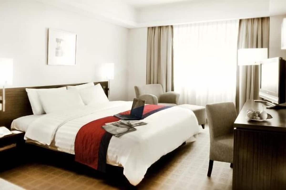 Down comforters, Select Comfort beds, in-room safe, desk