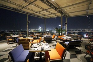 供应早餐、午餐和晚餐