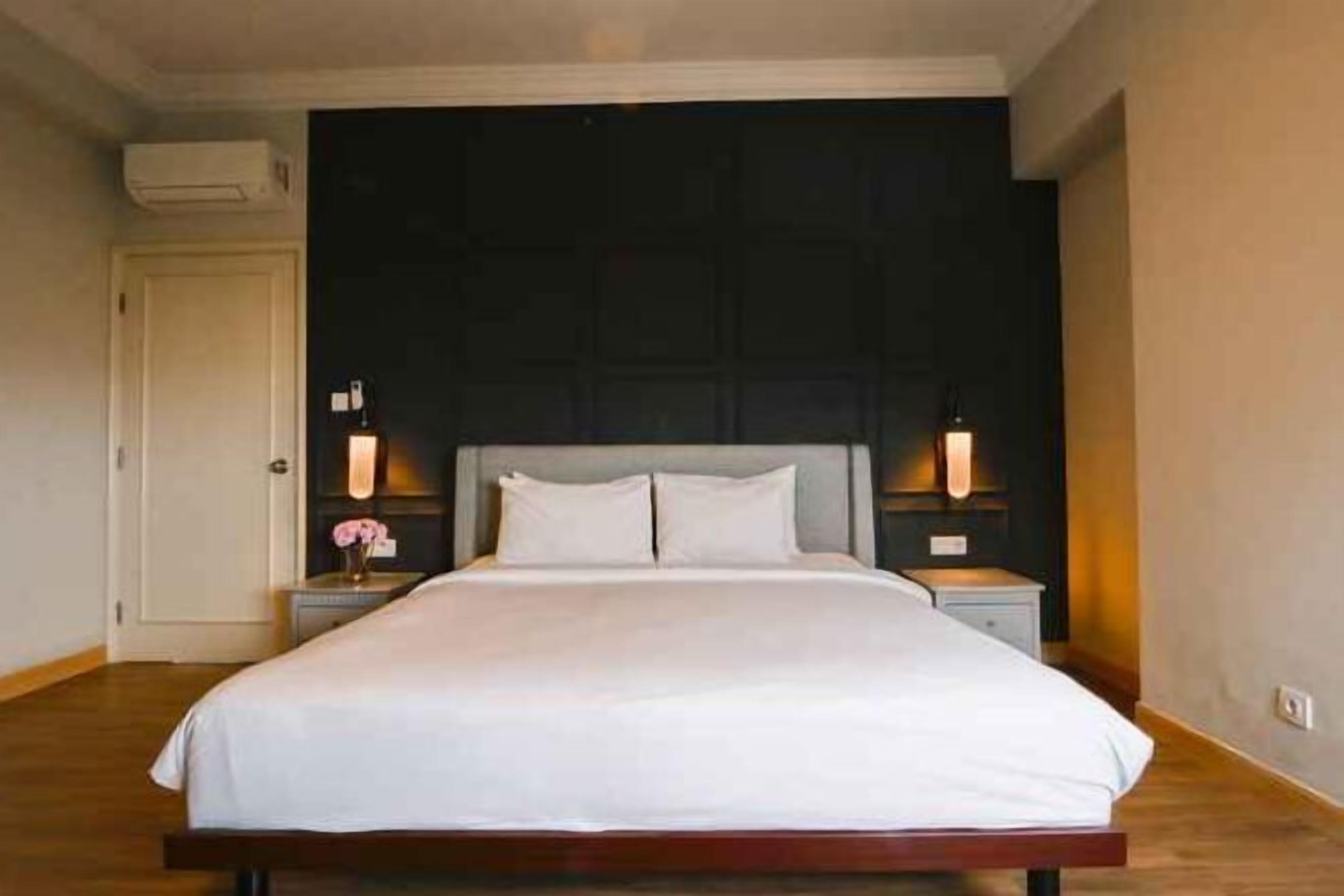 Dundyner, senger med Select Comfort-madrass og safe på rommet