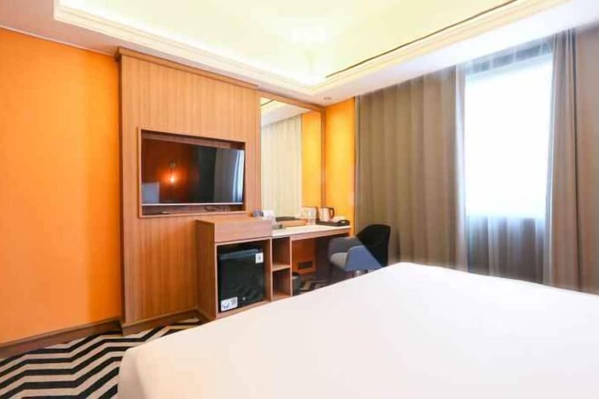 Down duvets, Select Comfort beds, in-room safe, desk