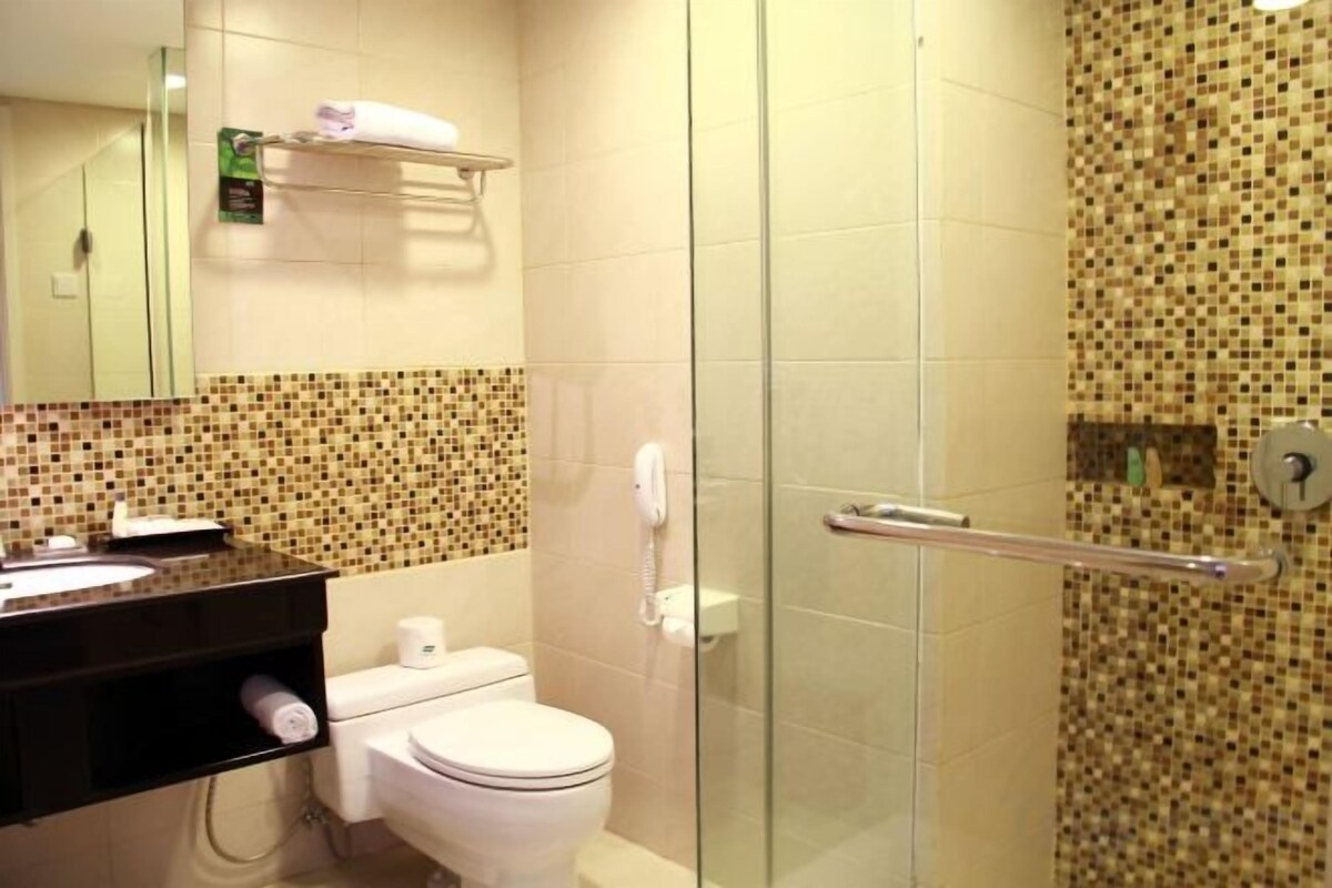 Baño | Ducha, artículos de higiene personal gratuitos y secador de pelo