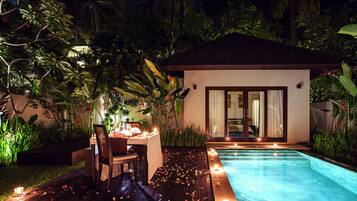 Melayani sarapan dan makan siang dengan pemandangan kolam renang