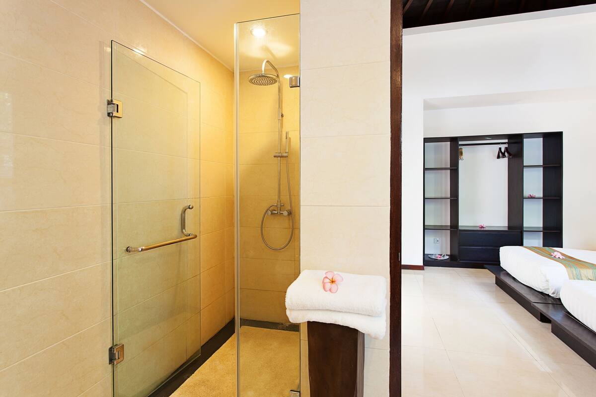 Bad | Toalettartikler (inkludert), hårføner og håndklær