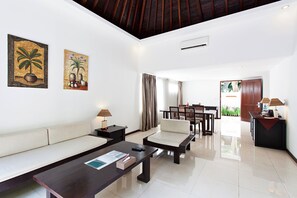 Flatskjerm-TV og DVD-spiller