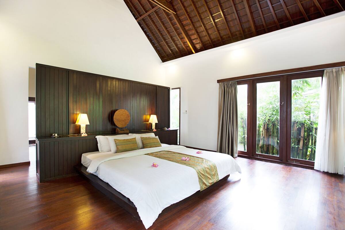 cendana three bedrooms private pool villa | minibar, in-room safe, desk, rollaway beds