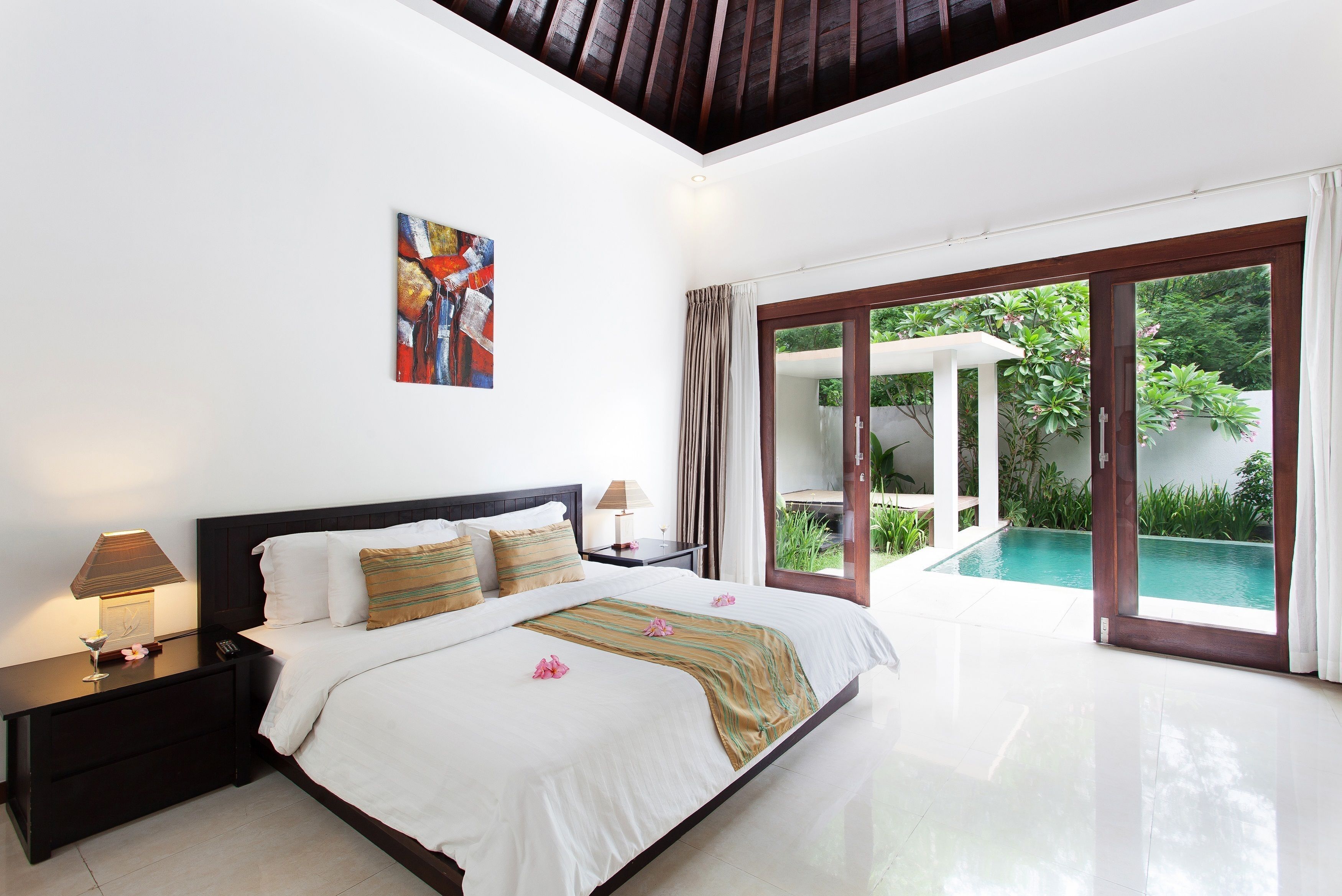 Minibar, coffres-forts dans les chambres, bureau