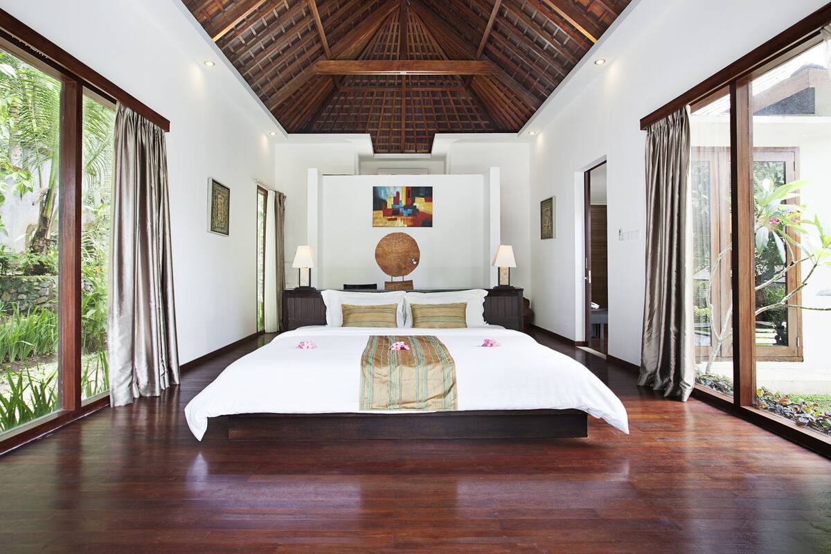 cendana three bedrooms private pool villa | minibar, in-room safe, desk, rollaway beds