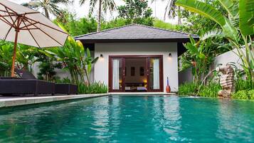 2 kolam renang outdoor, dengan payung kolam renang dan kursi berjemur