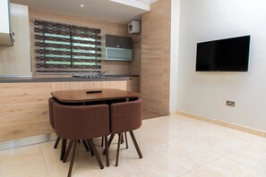 Familien-Suite | Wohnbereich | 40-Zoll-Plasmafernseher mit Satellitenempfang, Fernseher