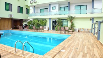 Piscine extérieure, parasols de plage, chaises longues