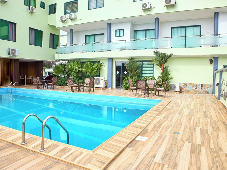 Un hôtel doté d’une piscine, d’un espace extérieur aménagé et de plusieurs balcons.
