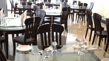 Breakfast, lunch and dinner served