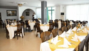 供应早餐、午餐和晚餐