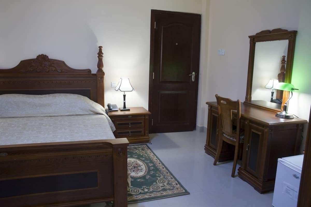 Cubrecamas, minibar, caja de seguridad en la habitación y escritorio