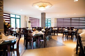 Der serveres morgenmad, frokost og aftensmad