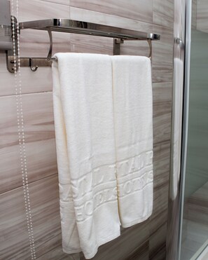 Regendusche, kostenlose Toilettenartikel, Haartrockner, Handtücher