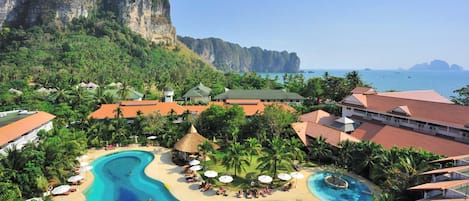 2 albercas al aire libre, sombrillas en la alberca y camastros