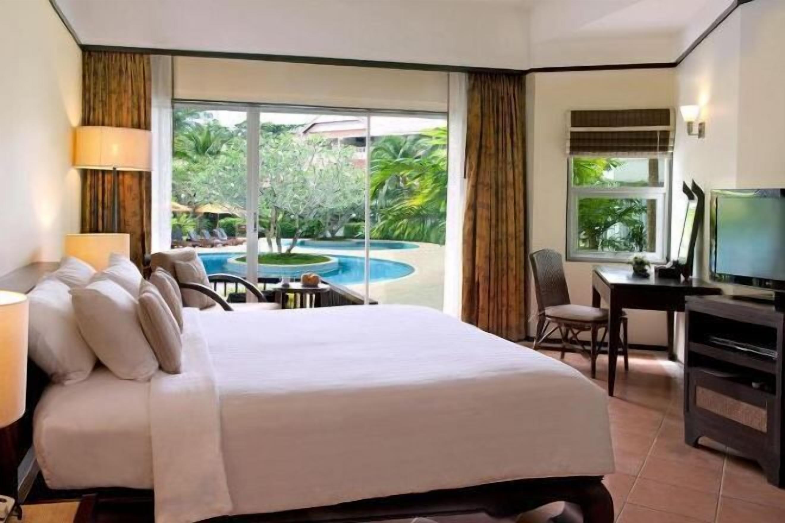 Een minibar, een kluis op de kamer, een bureau, verduisterende gordijnen