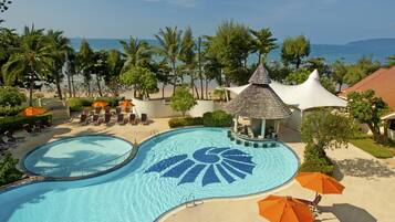 2 albercas al aire libre, sombrillas en la alberca y camastros