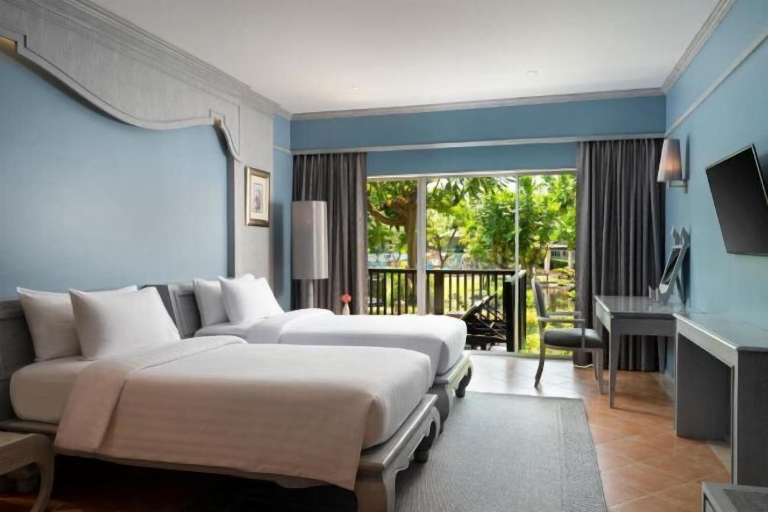 Een minibar, een kluis op de kamer, een bureau, verduisterende gordijnen