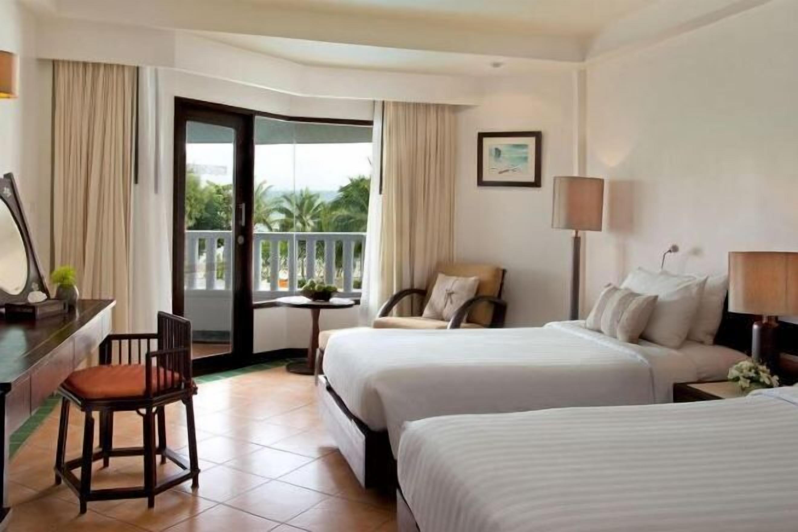 Een minibar, een kluis op de kamer, een bureau, verduisterende gordijnen