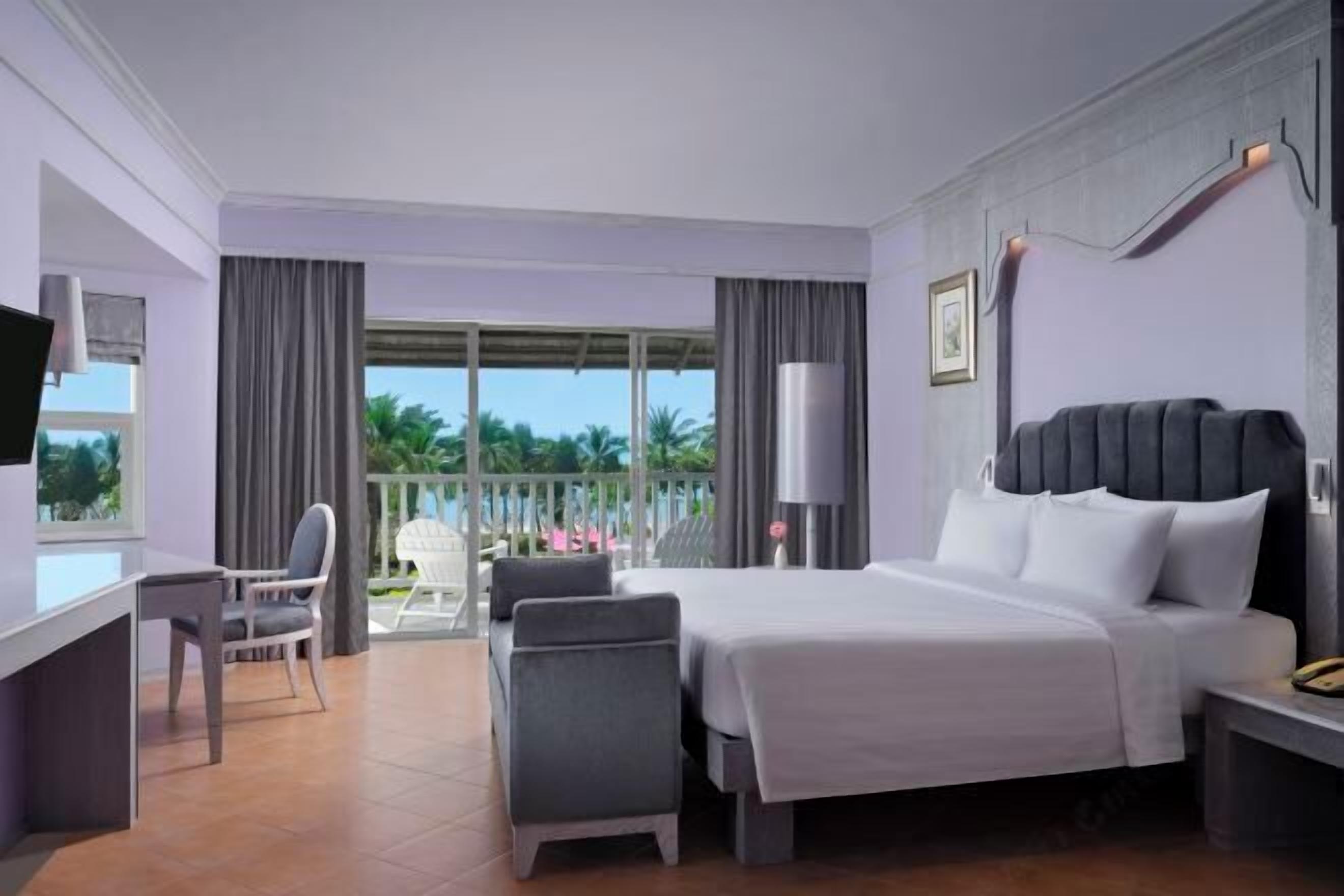 Een minibar, een kluis op de kamer, een bureau, verduisterende gordijnen