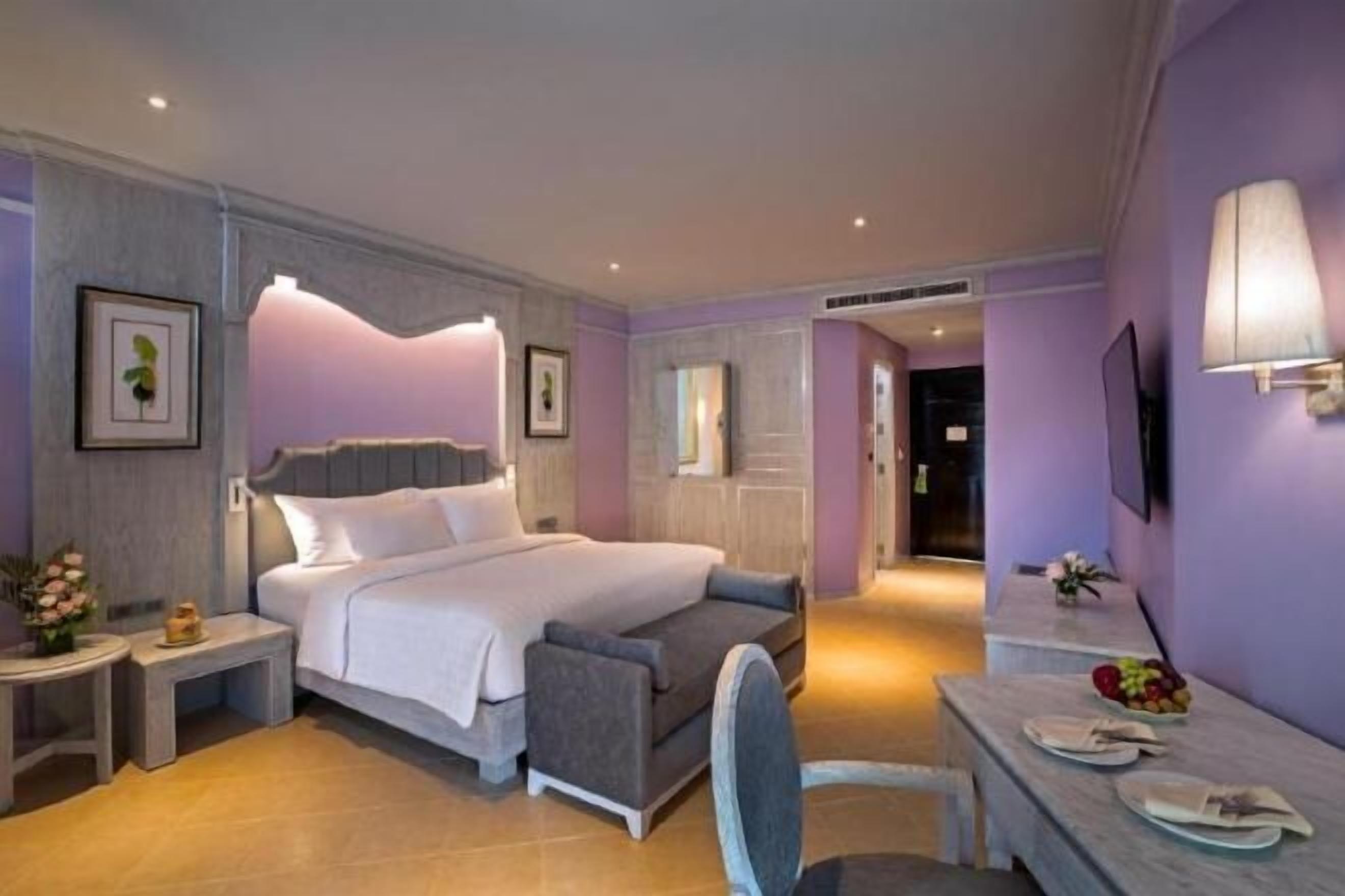 Een minibar, een kluis op de kamer, een bureau, verduisterende gordijnen