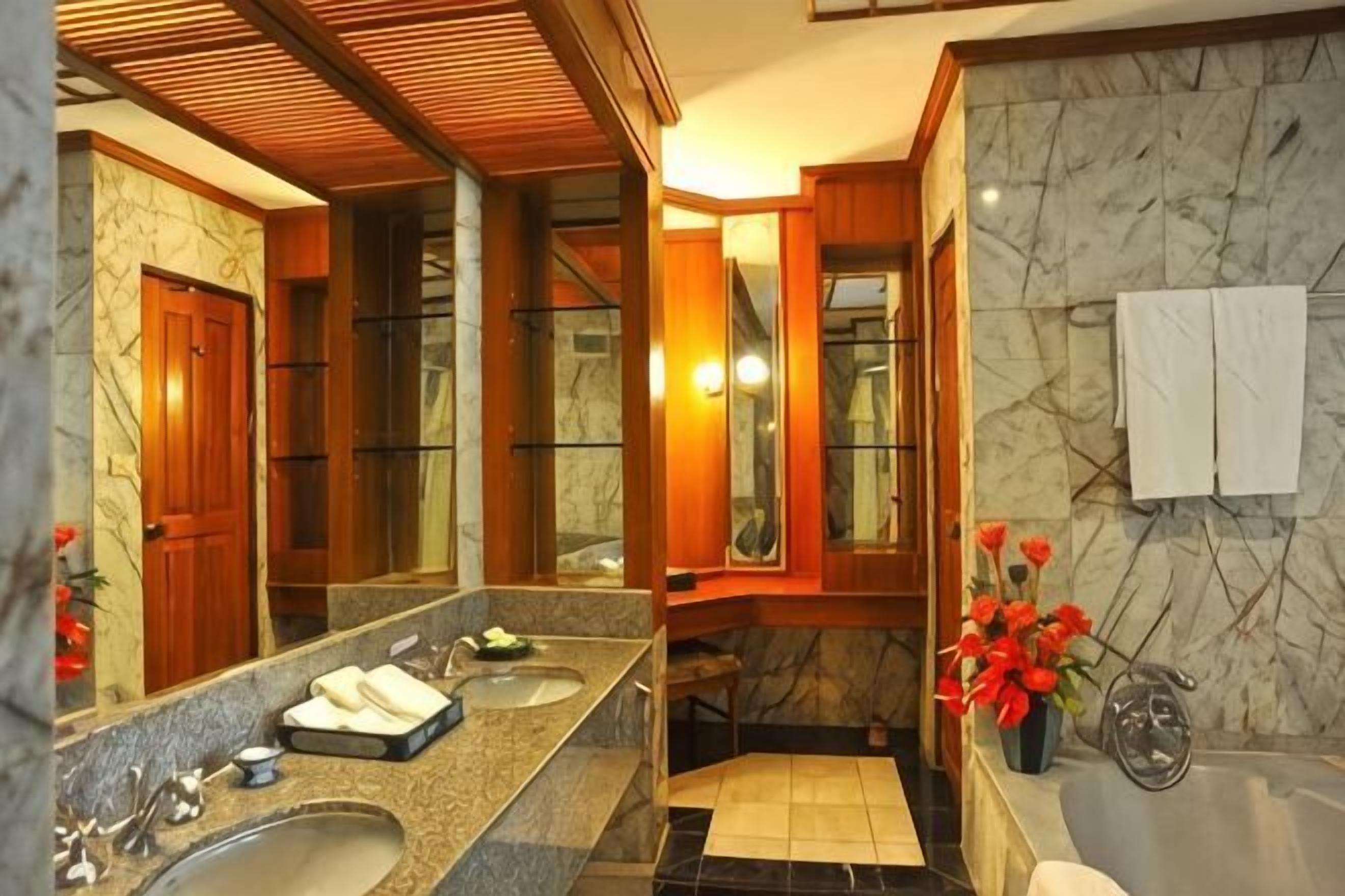 Combined shower/bathtub, free toiletries, hair dryer, bathrobes