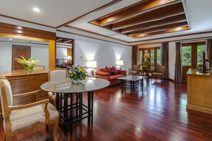 Minibar (inkludert), safe på rommet, skrivebord og blendingsgardiner