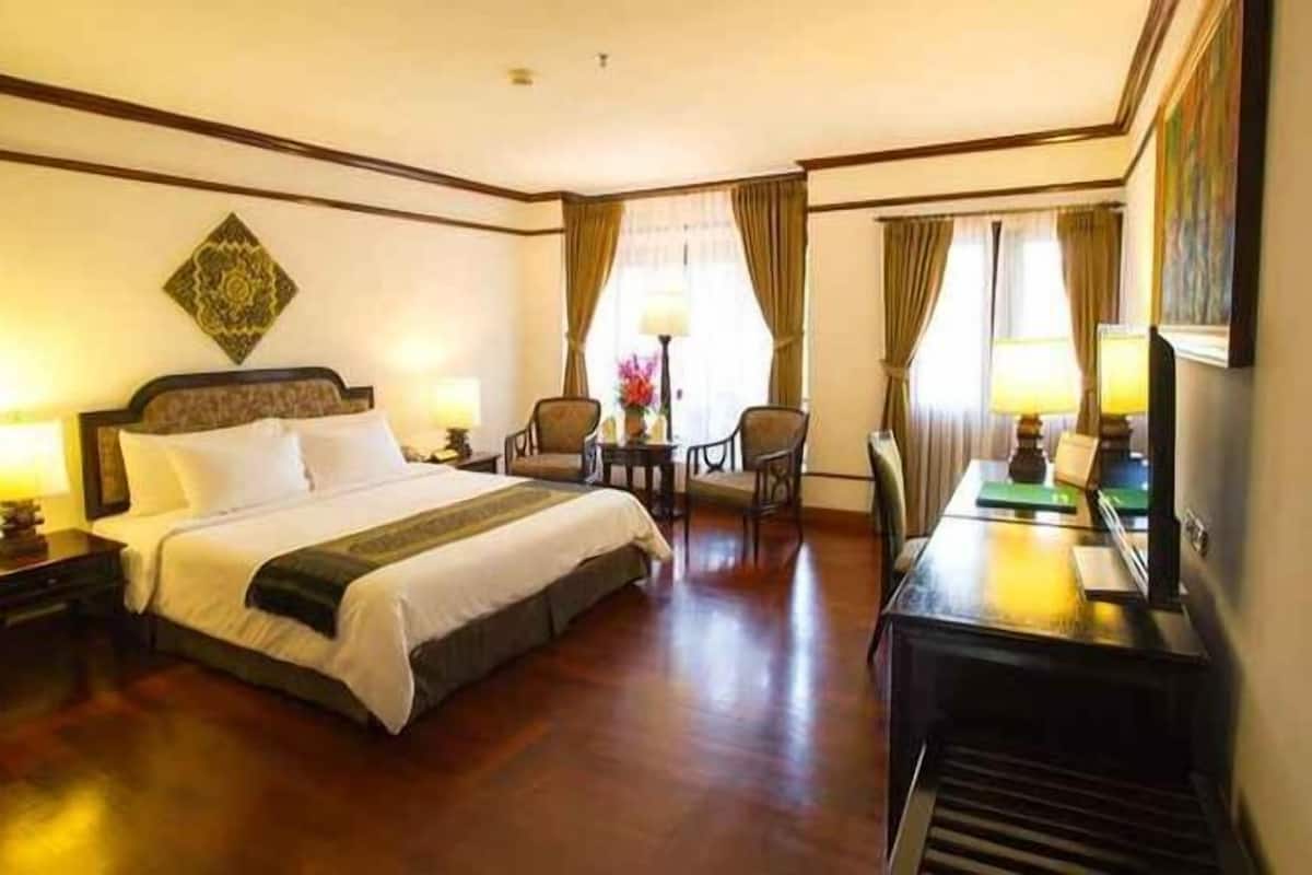 Free minibar, in-room safe, desk, blackout drapes
