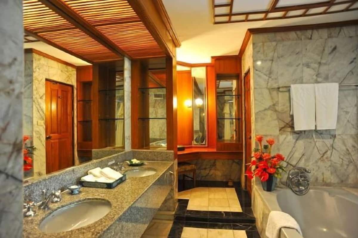 Bathroom | Combined shower/tub, free toiletries, hair dryer, bathrobes