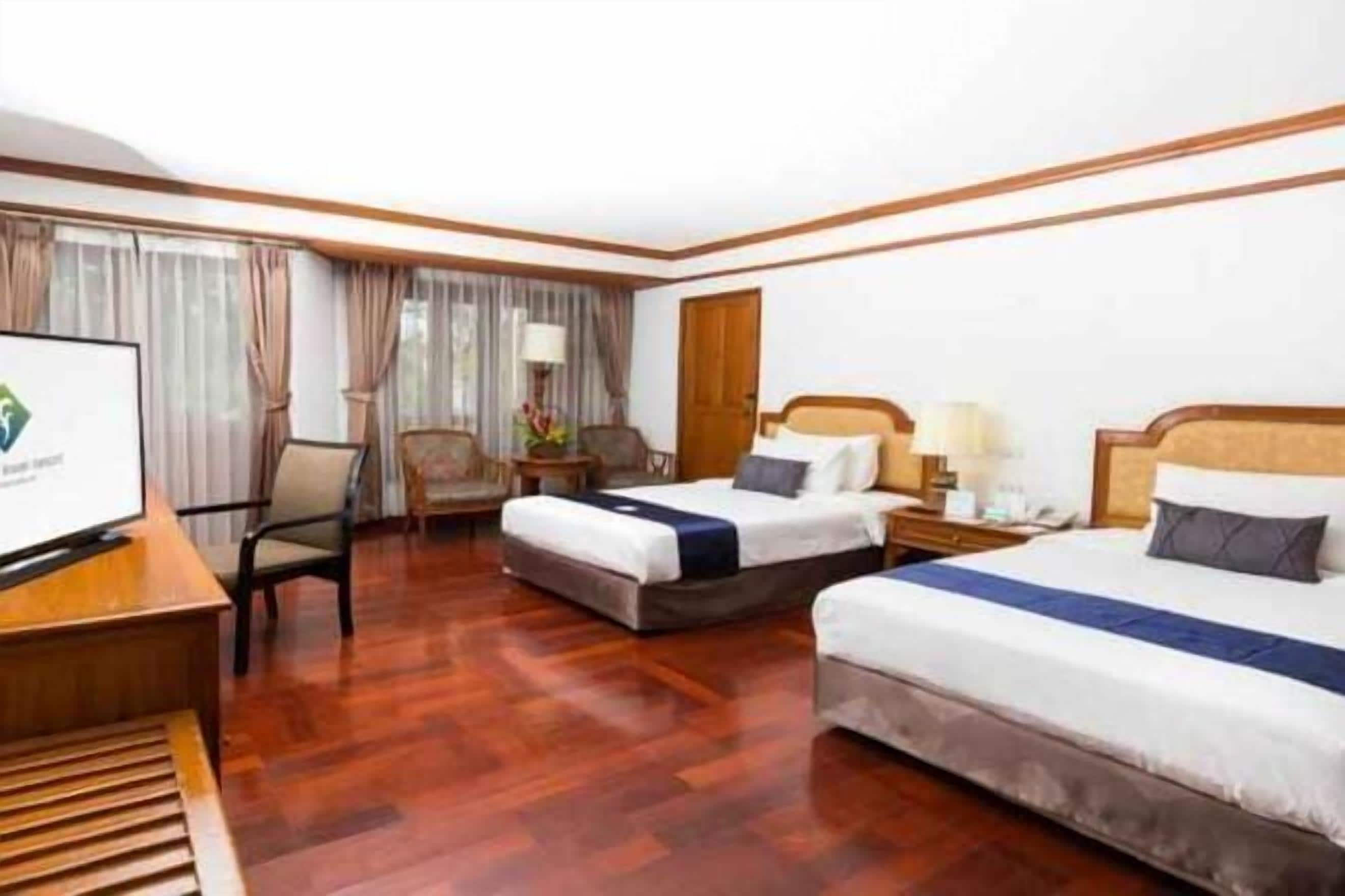 Free minibar, in-room safe, desk, blackout drapes