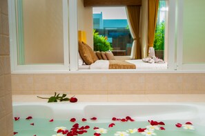 Habitación Deluxe, acceso a la piscina | Baño | Secador de pelo, zapatillas, bidé y toallas