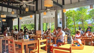 Se ofrece un desayuno bufé (300 THB por persona)