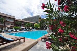 Outdoor pool, pool loungers