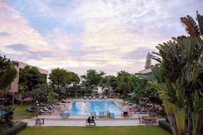 Outdoor pool, pool loungers - Basaya Beach Hotel & Resort (Pattaya)