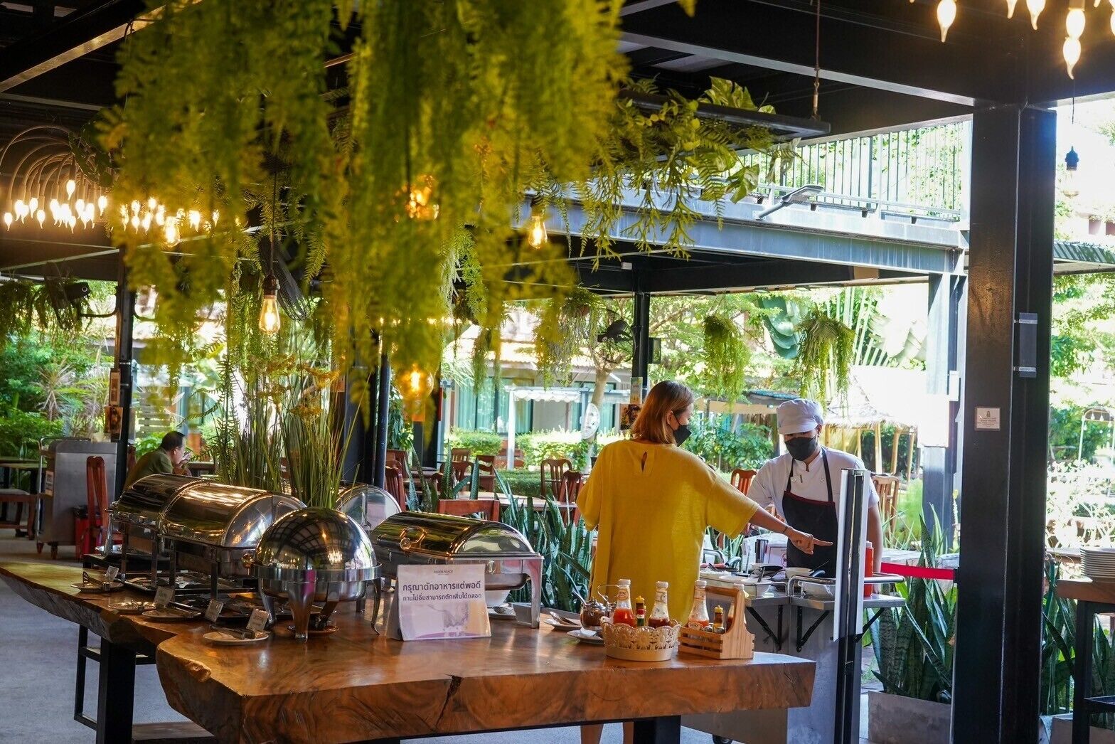 2 restaurants, breakfast served