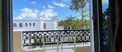 Habitación Deluxe, varias camas (Plus Single Bed) | Terraza o patio