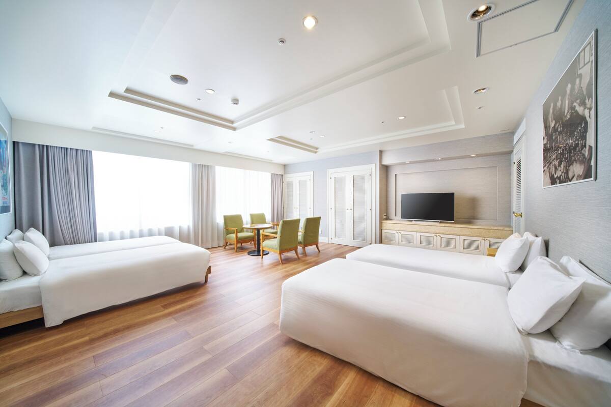 Minibar, cortinas blackout, wifi gratis y ropa de cama