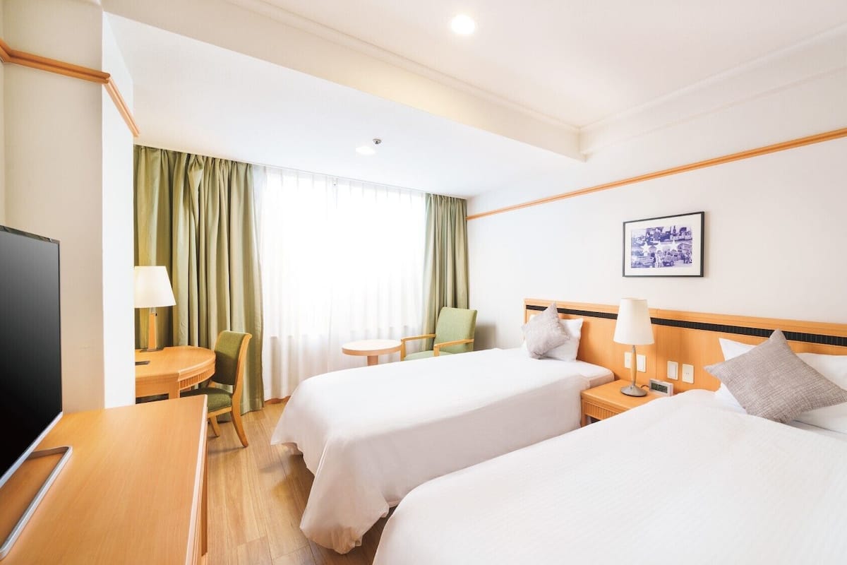 Minibar, cortinas blackout, wifi gratis y ropa de cama