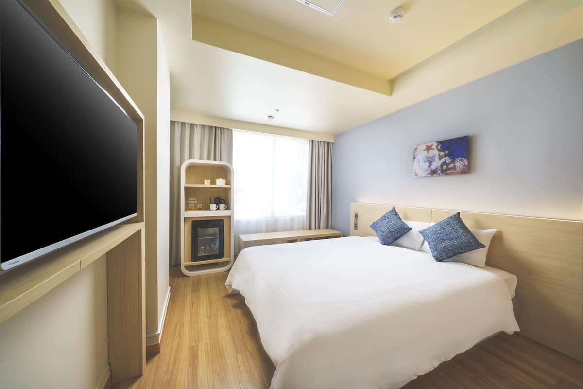 Minibar, cortinas blackout, wifi gratis y ropa de cama