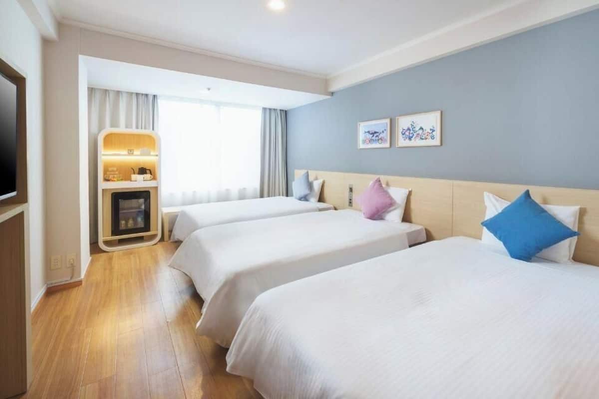 Premier Deluxe Twin | Blackout curtains, free WiFi, bed sheets, wheelchair access